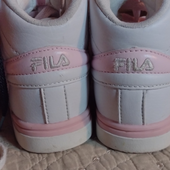 Girls old shoes size 7-1/2 Toddler - Picture 3 of 5